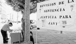 Familiares del agente recogen firmas en Soria ayer. / J. GARCÍA