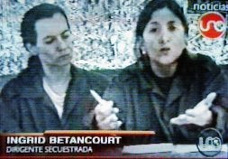 Ingrid Betancourt habla a la cámara, junto a Clara Rojas, durante su cautiverio./ AFP