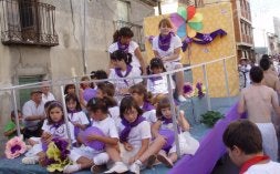 Una carroza infantil durante el desfile de peñas./ C. CATALINA