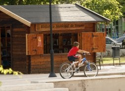 Biblioteca de verano situada en el parque de la Carcavilla. /MERCHE DE LA FUENTE