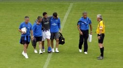 Canobbio abandona el estadio del Royal Excelsior de Mouscron con el tobillo envuelto en hielo y acompañado por los recuperadores, Paco Santamaría y Ángel Félix. / A. P