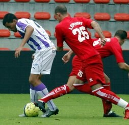 Rueda recibe el acoso de dos jugadores belgas.