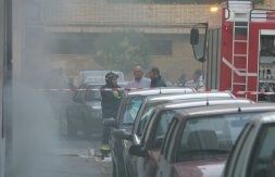 Los bomberos trabajan el lunes en la extinción del incendio de un coche en el garaje. /J. RUIZ