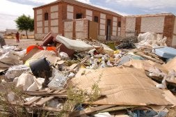 Montones de basura junto al antiguo matadero de La Seca, cerca del asentamiento. / FRAN JIMÉNEZ