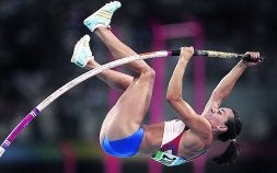 La secuencia muestra la ejecución del salto que dio el récord a Isinbayeva y la felicidad de la rusa. / EFE