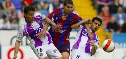 Geijo lucha por llevarse el balón ante Pedro López y Baraja en el partido disputado en Zorrilla la pasada temporada. /GABRIEL VILLAMIL
