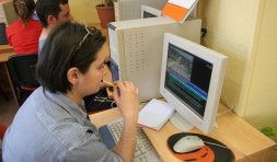 Una alumna prepara su examen en un ordenador de la autoescuela. / ROBERTO VILLALÓN