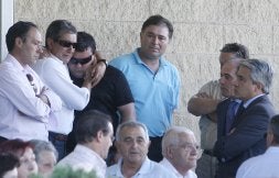 Miguel Ángel de la Riva, padre del fallecido Sergio de la Riva, abraza al presidente de Pevafersa, Vicente Fernández, quien perdió en el accidente a su mujer y su hermana, en presencia de Tomás Villanueva y Mariano Gredilla, representantes de la Junta de Castilla y León. / REPORTAJE GRÁFICO DE G. VILLAMIL Y R. OTAZO