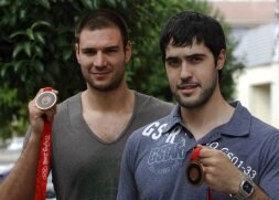 Carlos Prieto y Raúl Entrerríos muestran orgullosos sus preseas de bronce. / MIGUEL Á. SANTOS