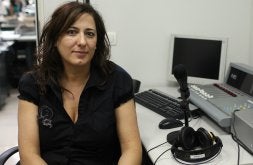 Rosa Conde en la redacción del periódico. / R. GÓMEZ