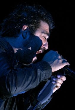 Antonio Orozco, durante el concierto en las Huertas del Obispo. / MERCHE DE LA FUENTE