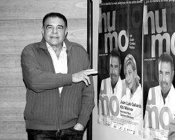 El actor Juan Luis Galiardo posa junto a un cartel de la obra 'Humo'. /EL NORTE