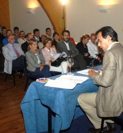 Maíllo se dirige a la directiva del PP de Zamora. / TICO LUCA
