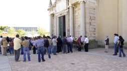 Numerosas personas asistentes al funeral, ante la iglesia de María Auxiliadora. / NATI HERNÁNDEZ