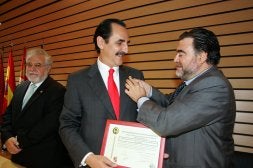 Luis Parra, presidente del Colegio de Agentes Comerciales, pone la medalla a Álvarez. / H. SASTRE