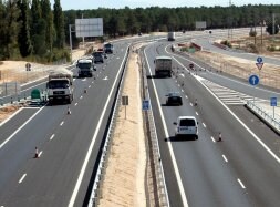 Tránsito de vehículos ayer en la Autovía de Pinares, en las inmediaciones de Cuéllar./ M. R.