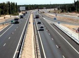 Tránsito de vehículos, ayer, por la Autovía de Pinares, en las inmediaciones de Cuéllar./ M. R.