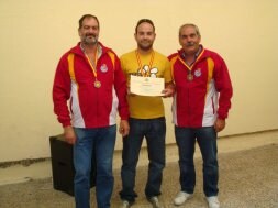 Carlos Solís (i) e Isidro Lorenzo (d) posan ayer con sus medallas. / EL NORTE