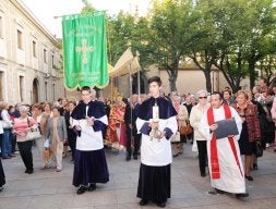 La procesión, momentos antes de la entrada en la iglesia de San Idelfonso. / NATI HERNÁNDEZ