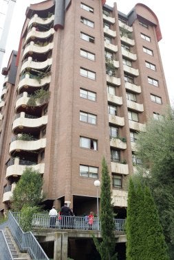 Una mujer muere al caer al vacío desde un séptimo piso cuando lijaba un techo