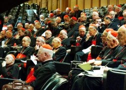 Reunión de los cardenales en el salón del Sínodo del Vaticano, en el 2005. /AP-OSSERVATORE ROMANO