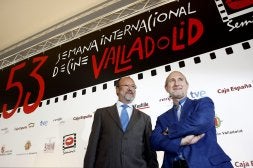 Javier Angulo, director de la Seminci, posa junto al alcade ante el cartel de la 53 edición del Festival con los patrocinadores del certamen./ RICARDO SUÁREZ-EFE