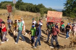 Participantes en una manifestación contra la pizarrera. / A. S.