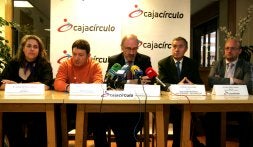 Representantes de las asociaciones y de Caja Círculo, ayer. /J. RUIZ