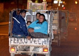 Un grupo de gitanos abandona su campamento en Nápoles en mayo pasado. / EFE