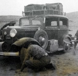 «El automóvil se hunde a cada paso y tenemos que colocar tablas delante de las ruedas y quitar la arena con las palas», recuerda Santander.