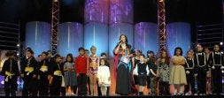 Teresa Rabal posa con todos los finalistas, entre ellos los premiados, poco antes de dar por concluida la gala de los XIV Premios Veo Veo./ REPORTAJE GRÁFICO RICARDO OTAZO