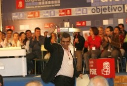 Julio Villarrubia saluda ayer antes de su intervención en la clausura del congreso. / MERCHE DE LA FUENTE