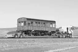El coche salón del viejo tren 'Vía de la Plata' durante su traslado a la capital leonesa./ EL NORTE