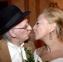 Juan Tamariz y Consuelo Lorgia se besan tras darse el 'sí quiero', ayer, en Segovia. / ANTONIO DE TORRE