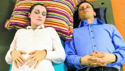 Un hombre acompaña a su pareja durante los ejercicios de preparación al parto./ TOUSSAINT KLUITERS-REUTERS
