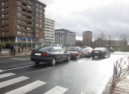 Coches aparcados en la separación de carriles de Ultramar. / J. SÁIZ
