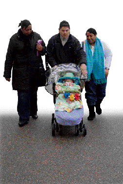 La madre, Yinnete Cabrera (izquierda); el padre, Yohanny Pérez, y la abuela, Yaquelín Lockard, pasean con la pequeña Carolina. / RICARDO OTAZO
