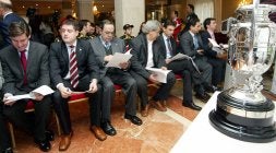 Representantes de los cuatro equipos participantes, autoridades y dirigentes, sentados en la primera fila, con el trofeo como testigo. / ROSA BLANCO