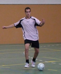 Cristian, del Renault Chamade, controla la pelota. / EL NORTE
