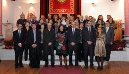 Foto de familia de los homenajeados con el presidente y otros diputados. / M. Á. SANTOS