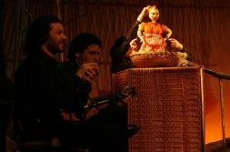 Representación de 'Los músicos de Brenem', ayer, en el teatro Principal. / MERCHE DE LA FUENTE