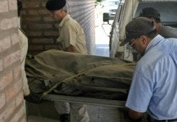 El cadáver de Pascal Terry llega a la morgue. / W. BRANDIMARTE-REUTERS