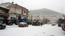 Aspecto que presentaba ayer la localidad de Sacramenia, en el norte de la provincia, durante la copiosa nevada que cayó durante casi todo el día. / LUZ MARÍA LÁZARO