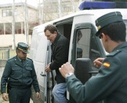 Santiago Mainar a su llegada al Juzgado de Jaca (Huesca)./ ÁLVARO CALVO-EFE
