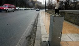 Una de las bases de las máquinas expendedoras de tiques de la ORA instaladas en Vía Roma. / ROSA BLANCO