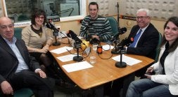 Luis Martín, Mariví Domínguez, Pablo Mosácula, Jesús Nieto y Elena Rubio, ayer, en Punto Radio Segovia. / ANTONIO DE TORRE