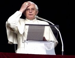 Benedicto XVI durante la oración del Ángelus, el pasado día18. / EFE