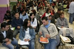 Un grupo de afectados, en una de las reuniones. / HENAR SASTRE