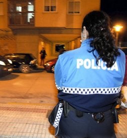 Una agente de policía, frente a la casa del pequeño. / M. BARROSO