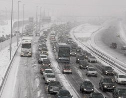 La nieve provocó el atasco en la A-6 a su paso por Las Rozas, donde los conductores tuvieron que poner cadenas para continuar viaje hacia el noroeste o esperar a las quitanieves. / EFE